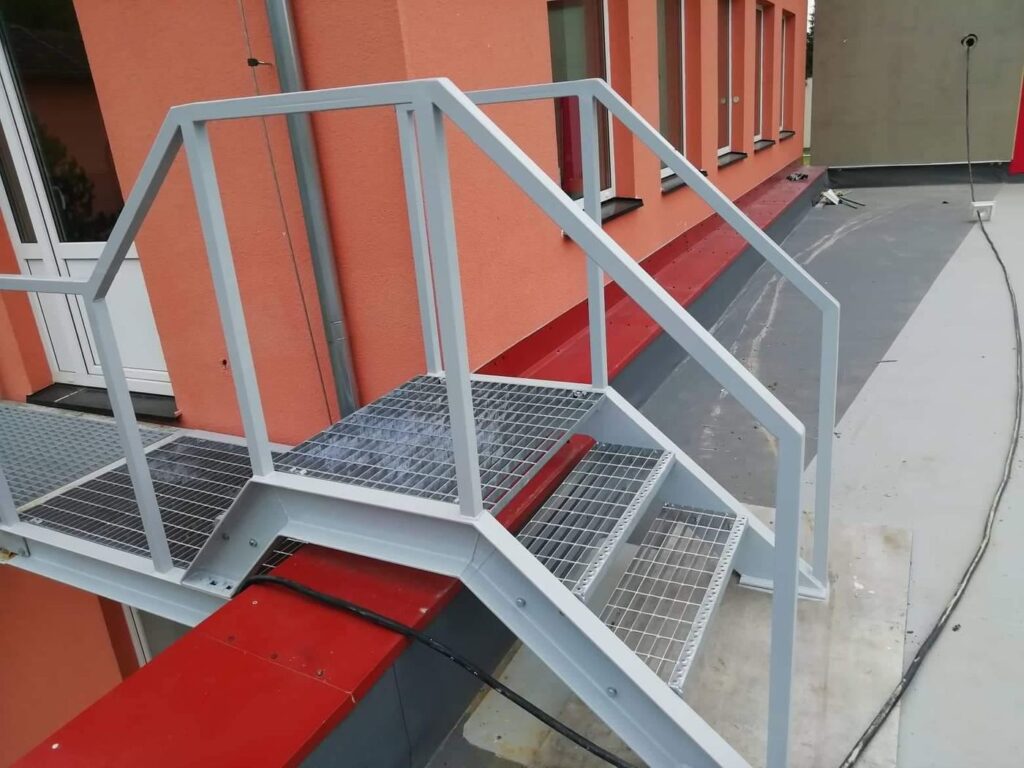 Hall metallkarkassi ja restastmetega trepp, mis viib üle katuse parapeti