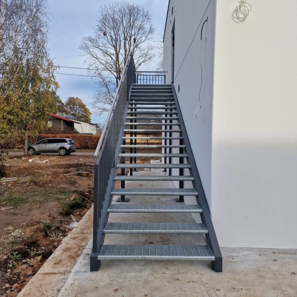Sirge restastmetega metallist välistrepp piki valge hoone seina
